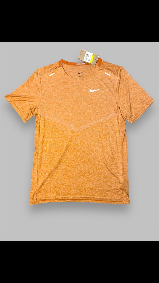 NIKE RISE 365 T-SHIRT - PEACH ORANGE